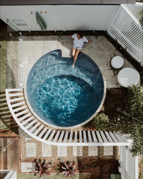 Round plunge pool with fence installed