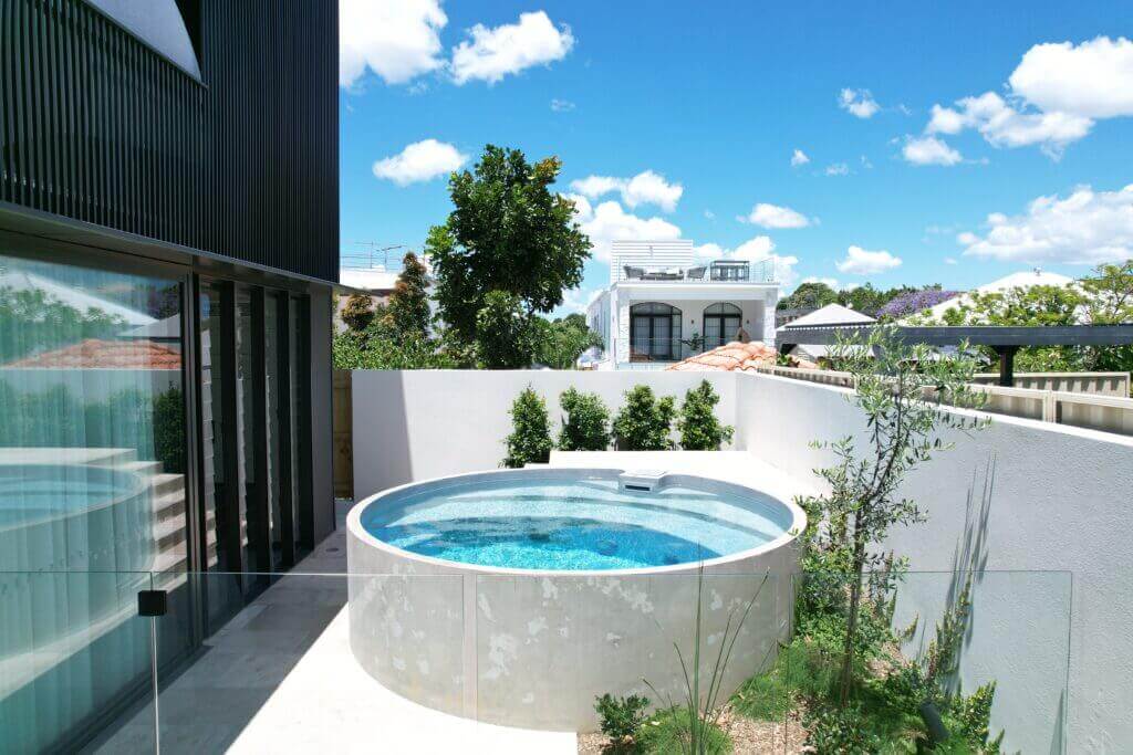 Round above ground plunge pool